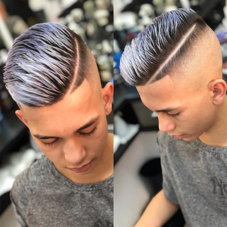 Cabelo masculino alisado e modelado com degradê e risco lateral