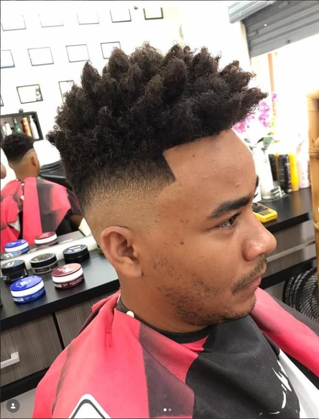 Corte black power com degradê e linha frontal marcada