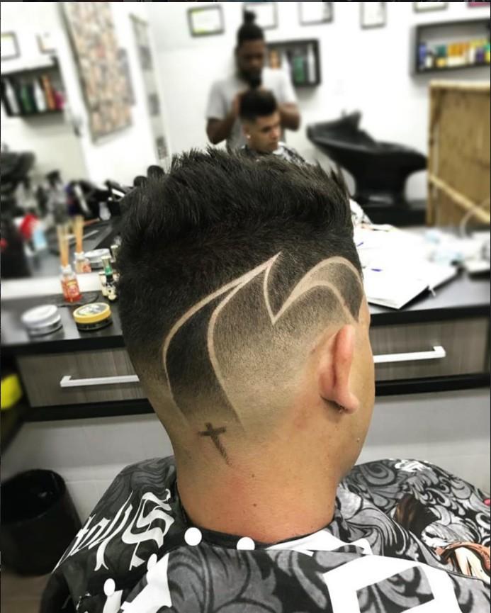 Desenho freestyle raspado na parte de trás do cabelo